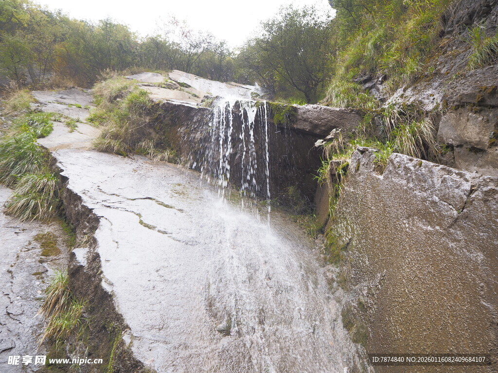 山间小瀑布 自然清新景致