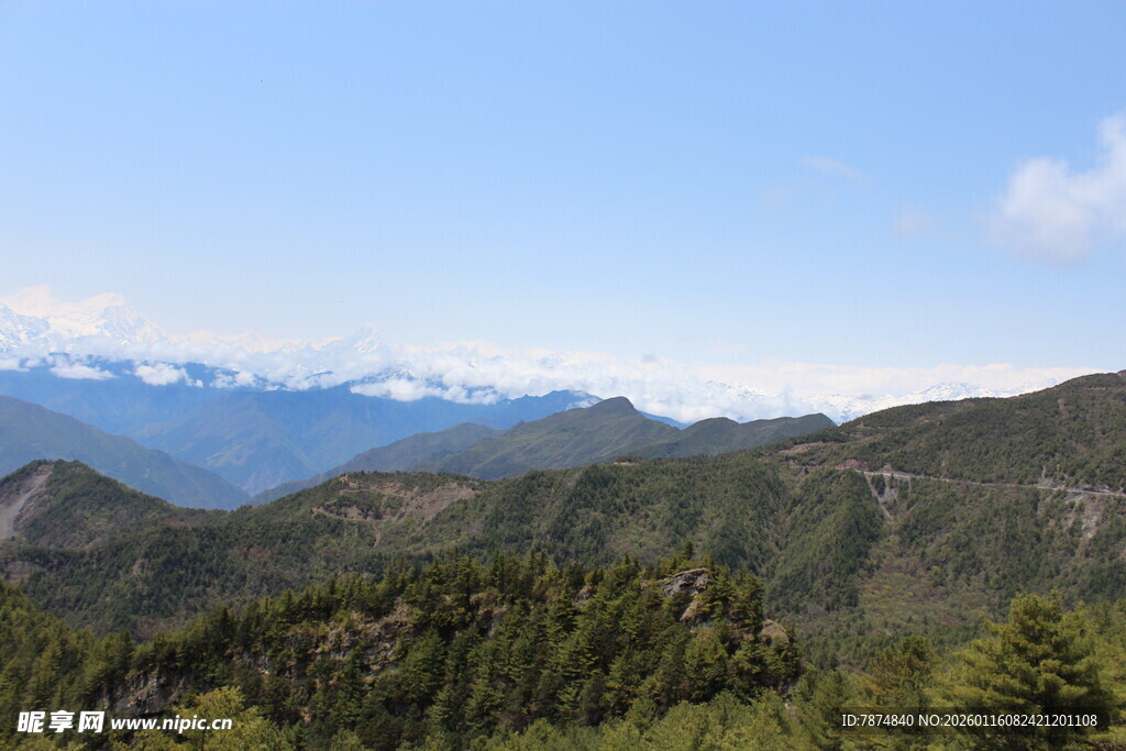 山峦叠翠的壮美自然景观