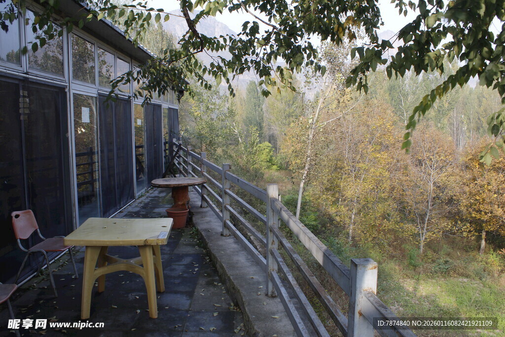 秋日露台外的自然景致