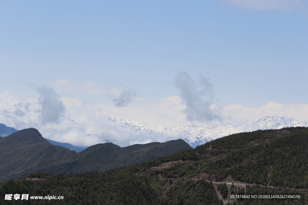 壮丽山景蓝天白云