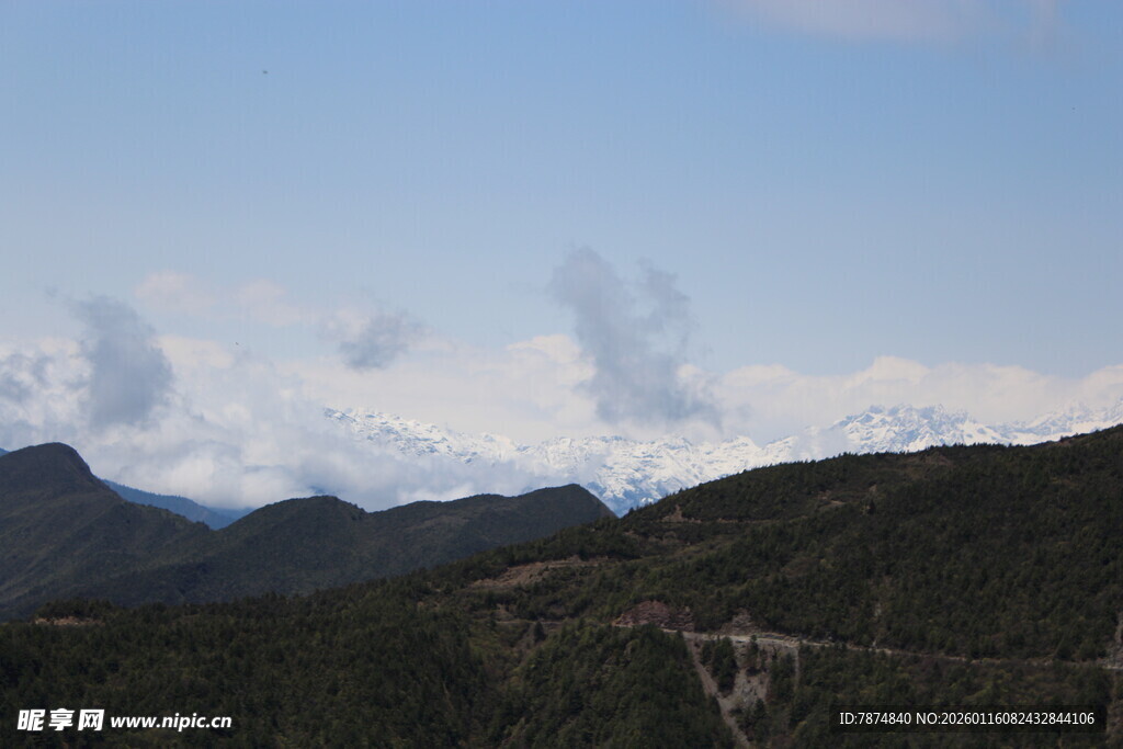 山峦云海间的壮美风光