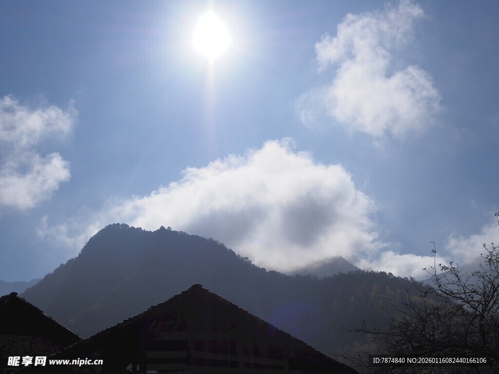 阳光照耀下的山峦美景