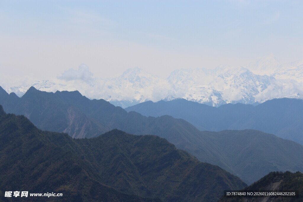 壮丽山景 远处雪峰隐约