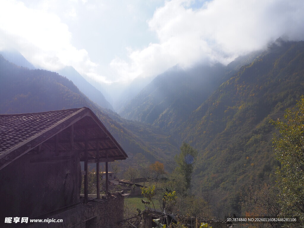 山间小屋隐于云雾之中