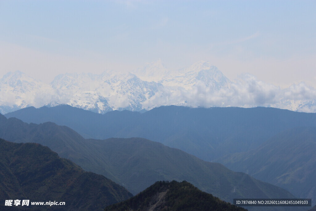 壮丽群山与远处雪山景观