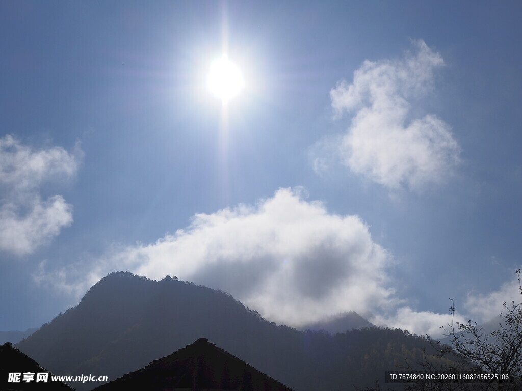 蓝天暖阳下的山峦美景