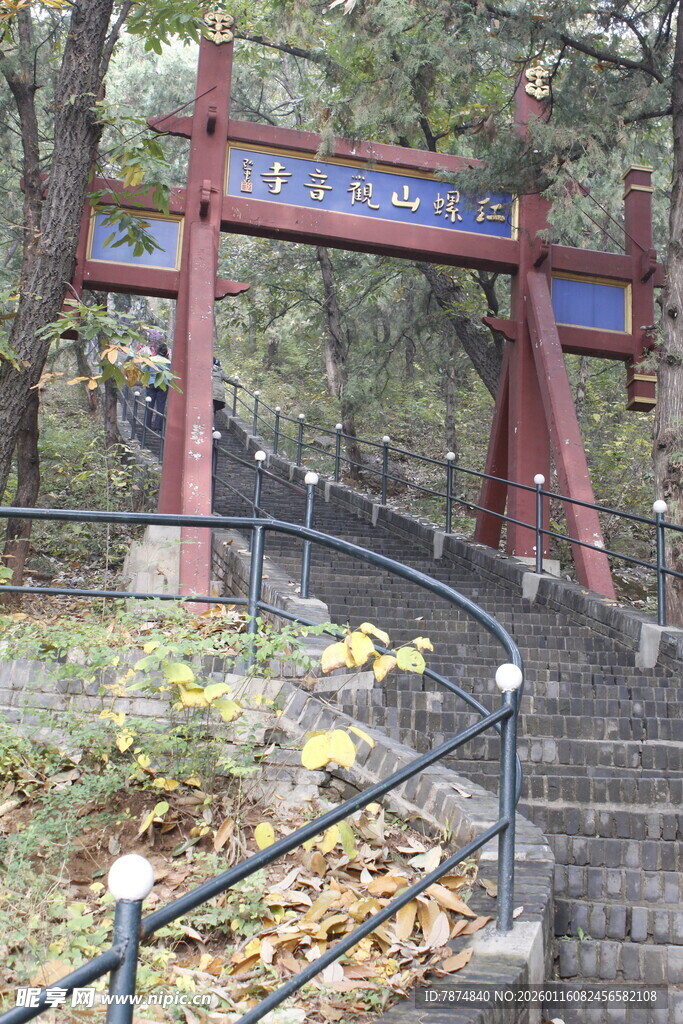 山林中古朴的红色牌坊