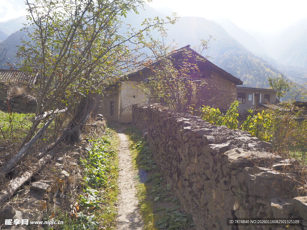 山间小道旁的古朴乡村景象