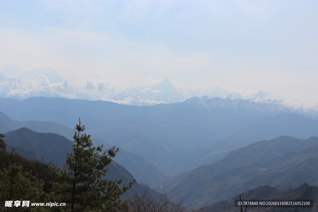 山峦景色 远处雪峰隐现
