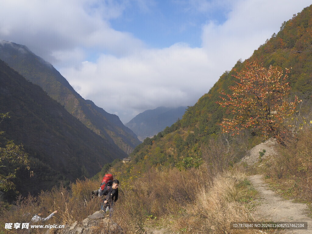 徒步者穿行于山间小道