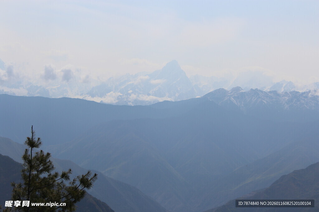 远山云雾间的自然景致