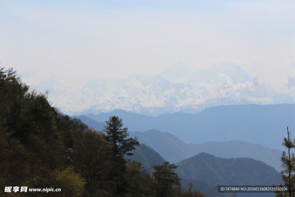 远山层叠的秀丽景致