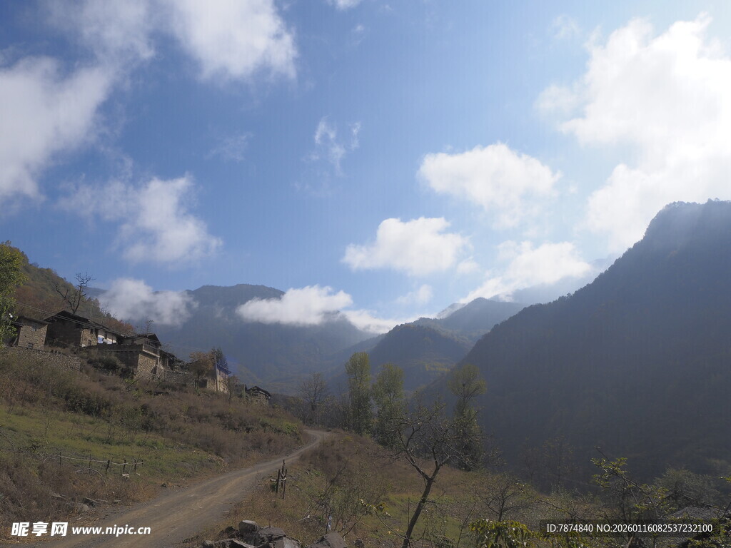 山间土路旁的宁静村落