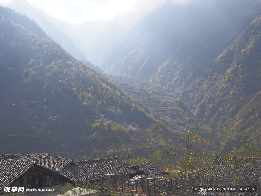 山谷中的古朴村落