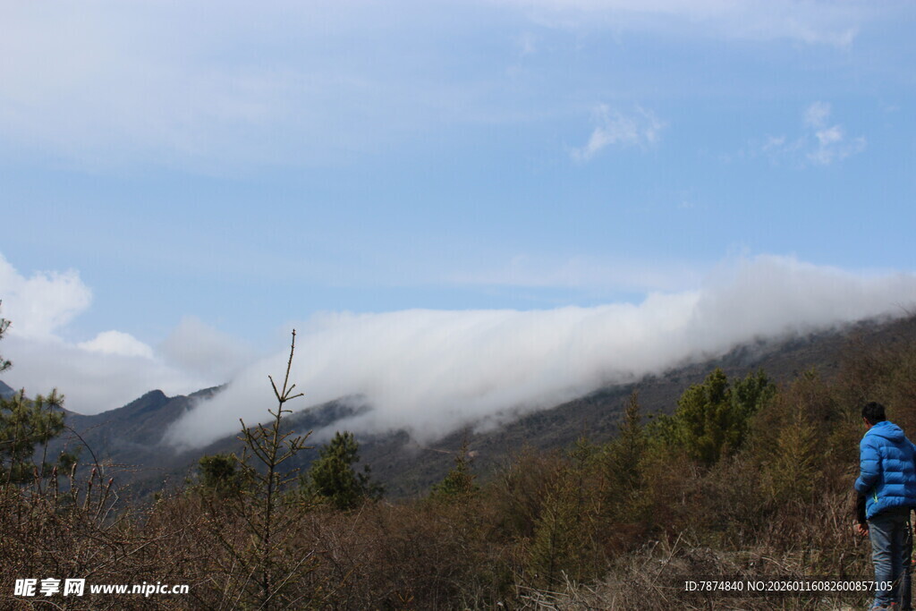 山间云海徒步者