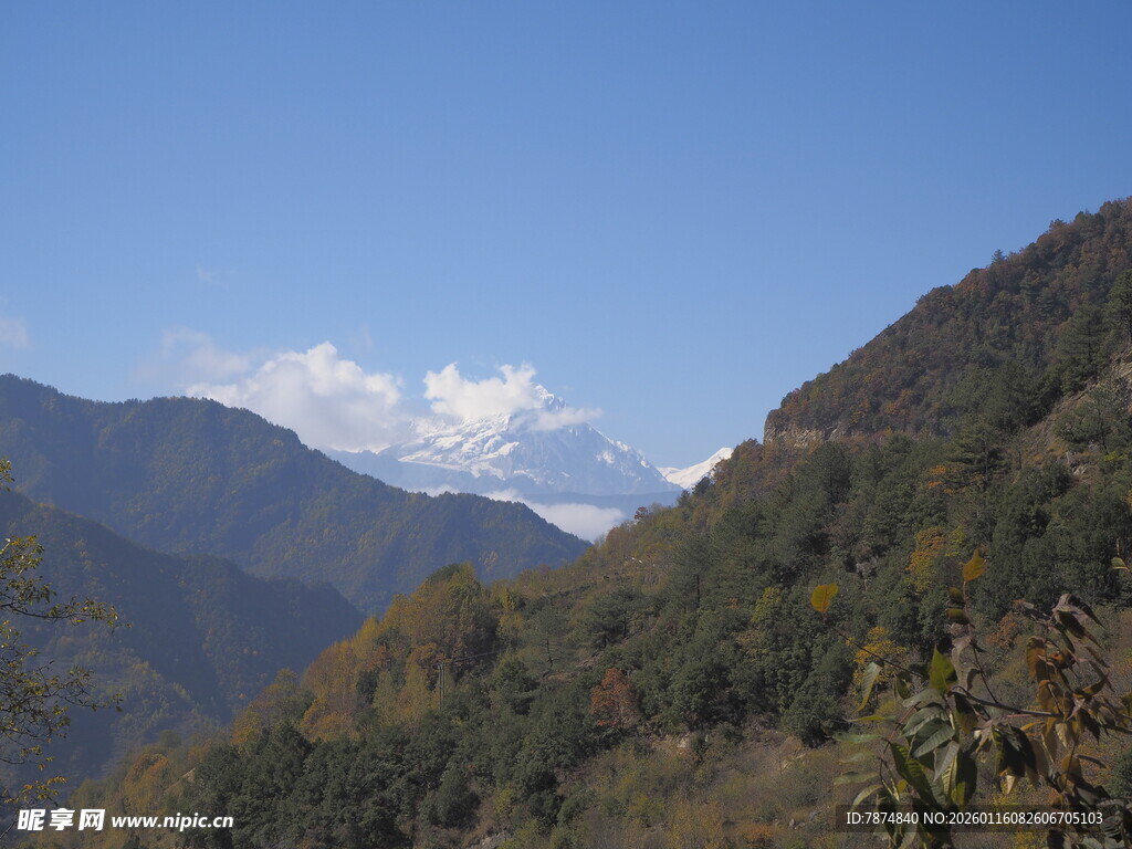 山间美景 远眺蓝天白云山脉