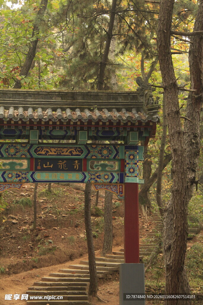 林间古牌坊 尽显古韵风姿