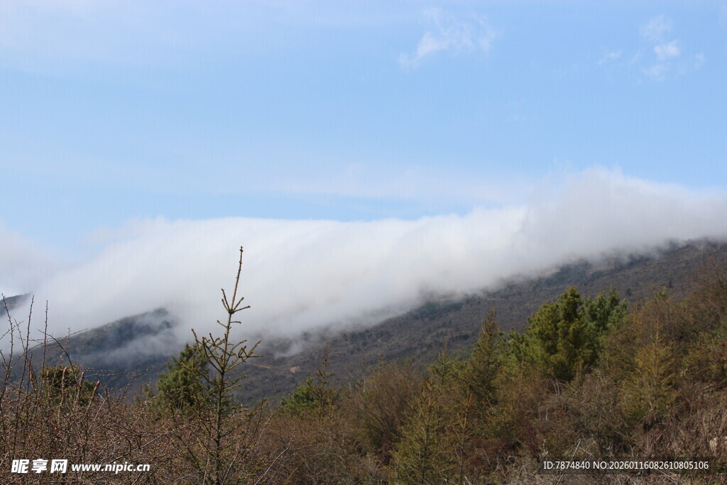 山间云雾缭绕美景