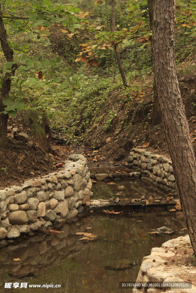 山间溪流旁的石砌景致