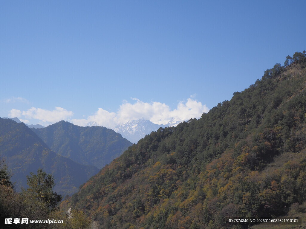 山峦叠翠的秋日山间景色
