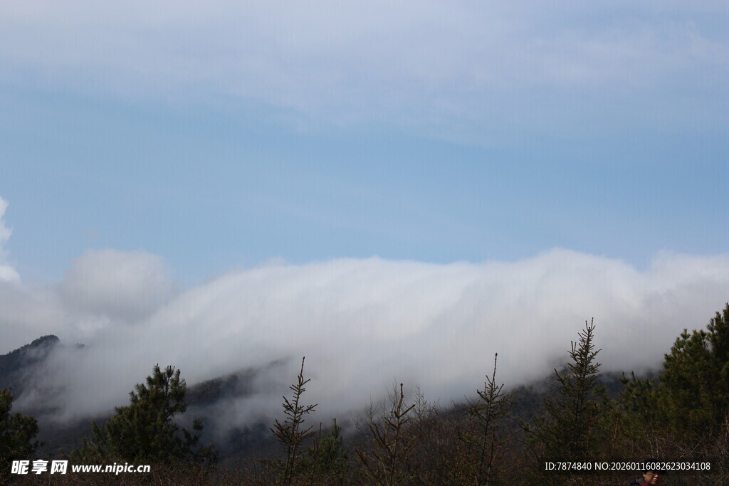 山间云雾缭绕的美丽景致