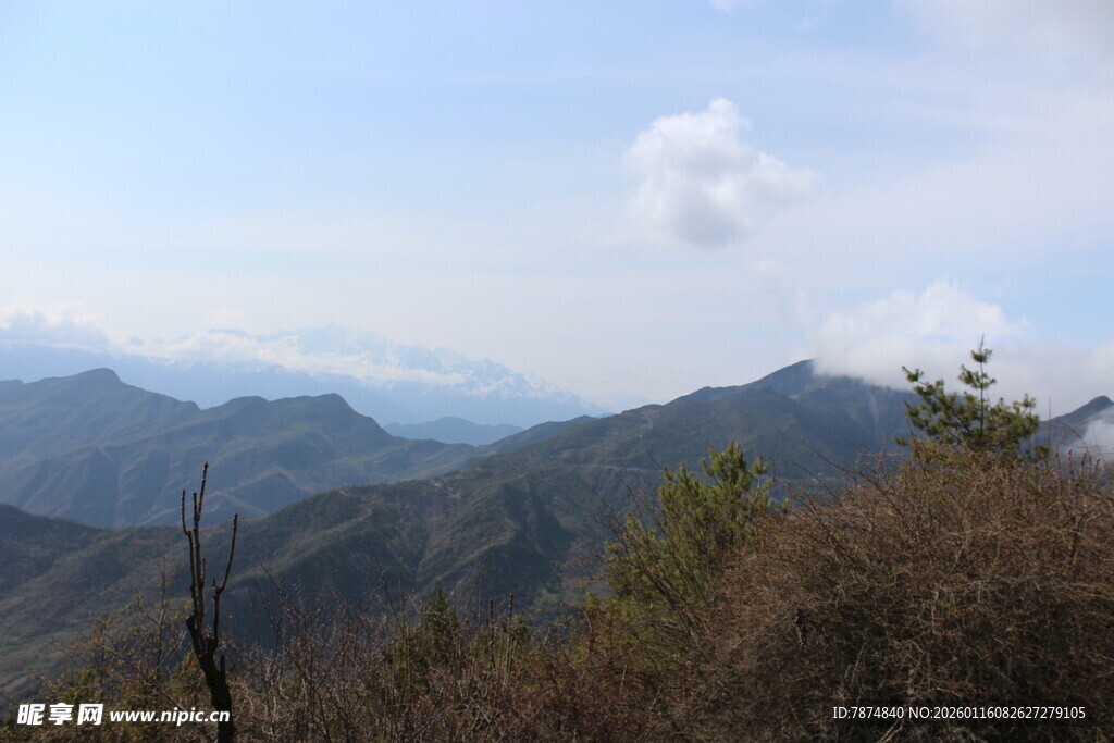 山峦叠翠的自然风光