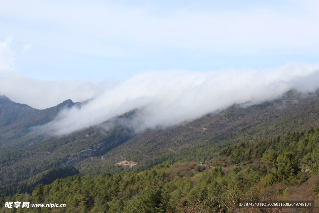 山间云雾缭绕的壮美景色