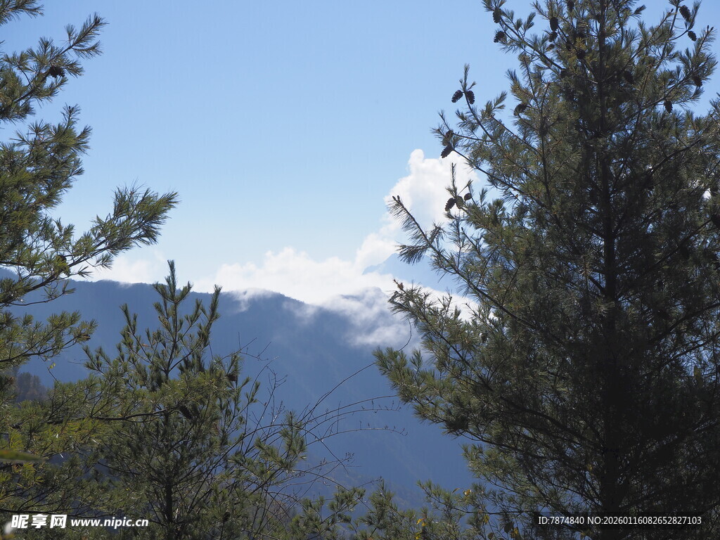 山林间的蓝天与远处山峦