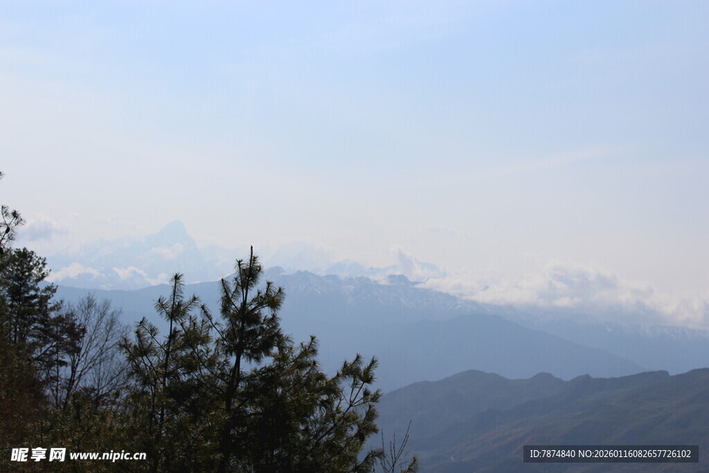 山峦与树木的自然景致