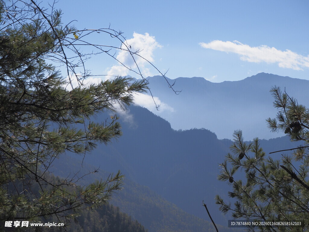 山间美景 云雾缭绕的山峦