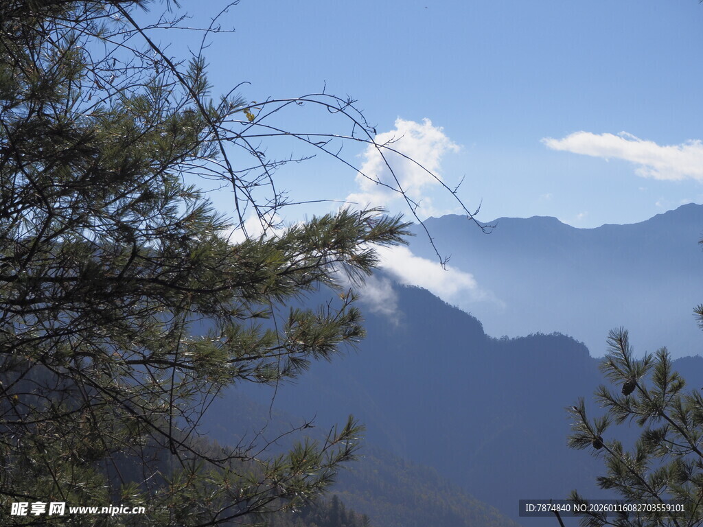 山间云雾缭绕的秀丽景致