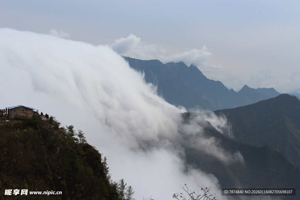 云雾缭绕的壮美山峦