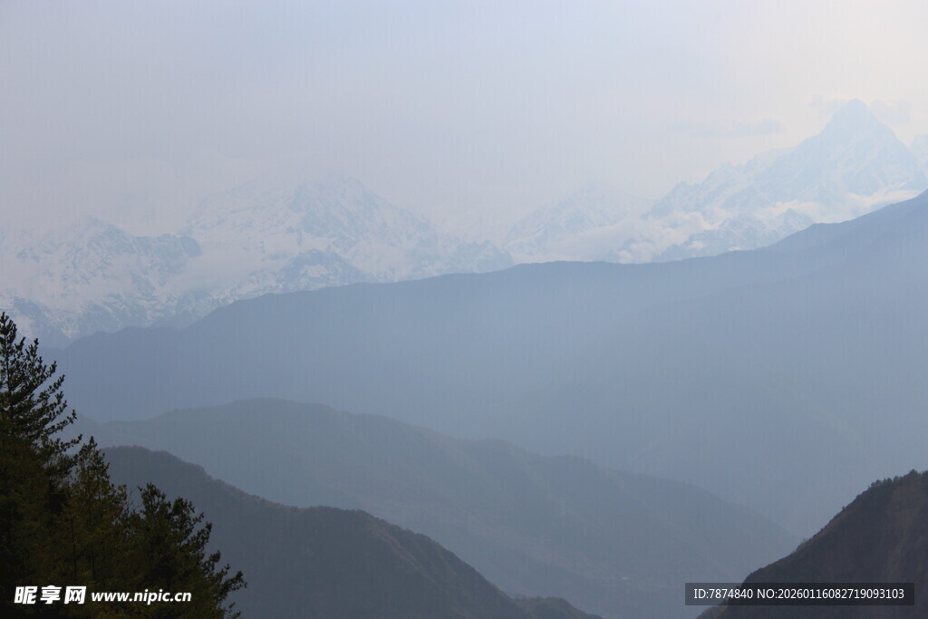 山峦叠嶂的朦胧美景