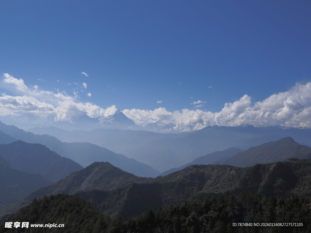 高山云海壮丽自然景观