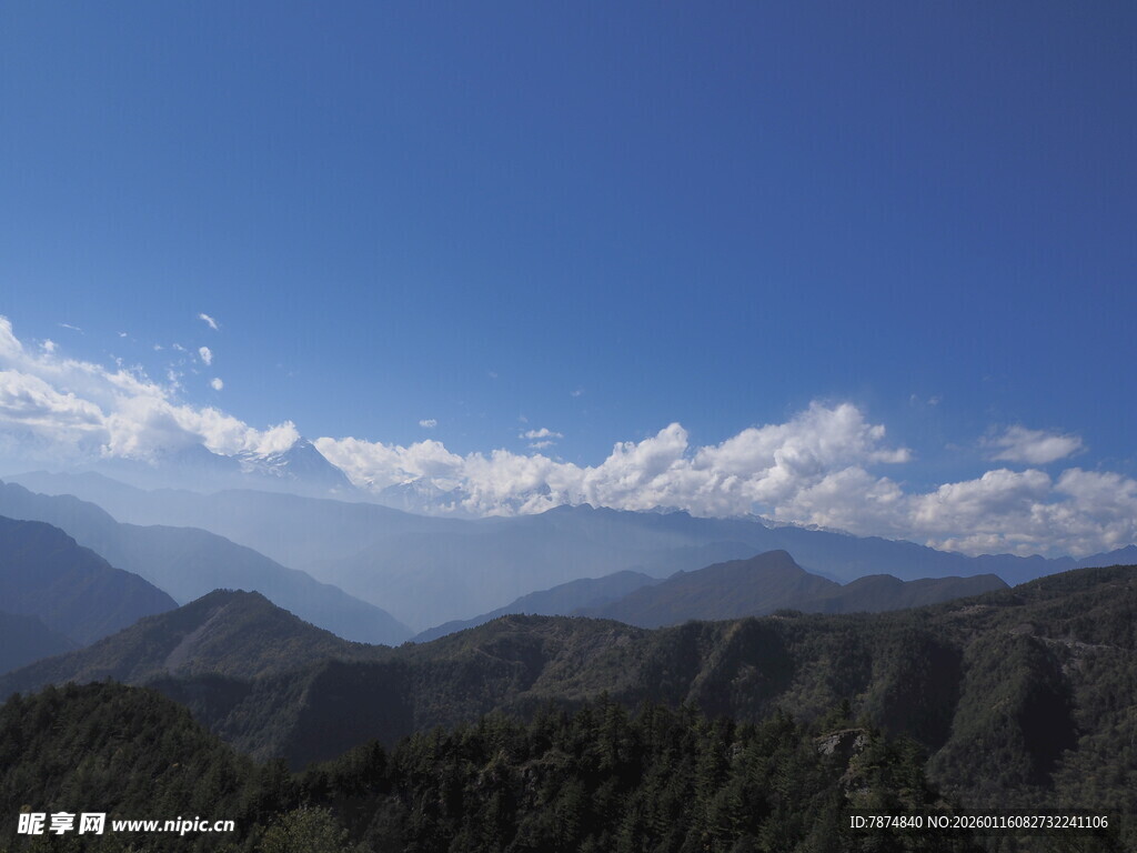 蓝天群山间的壮美风景