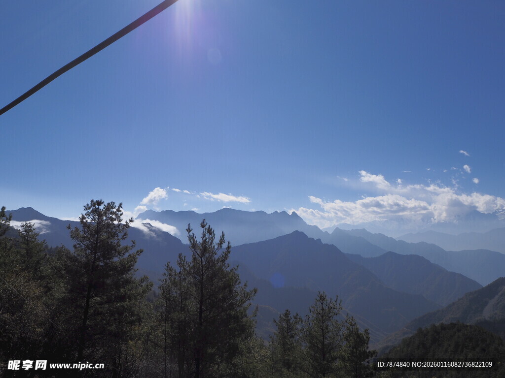 山间美景 蓝天绿树映远山