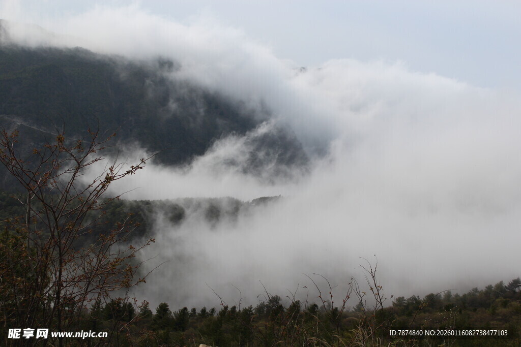 山间云雾缭绕的壮美景观