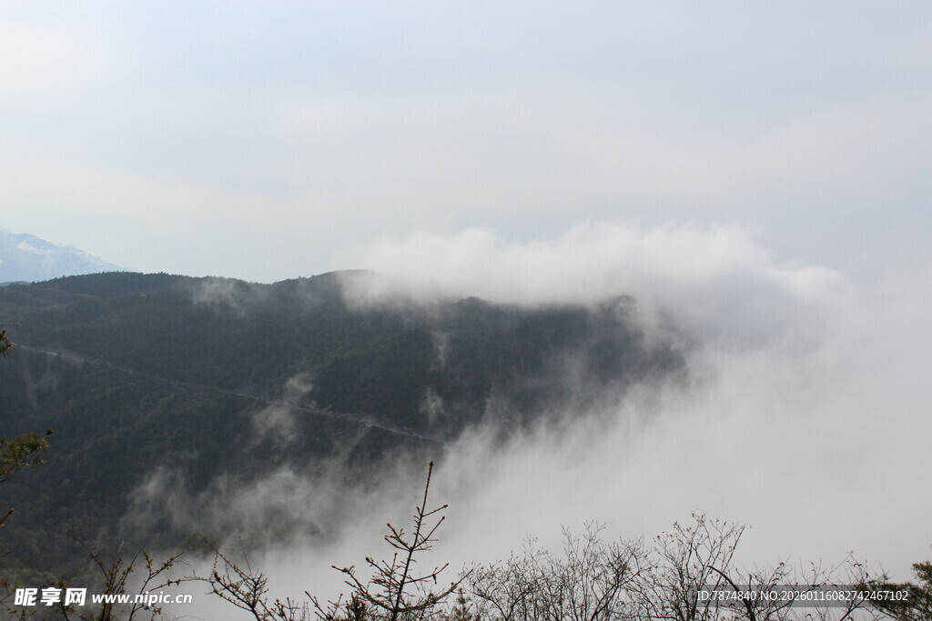 山间云雾缭绕的壮美景色