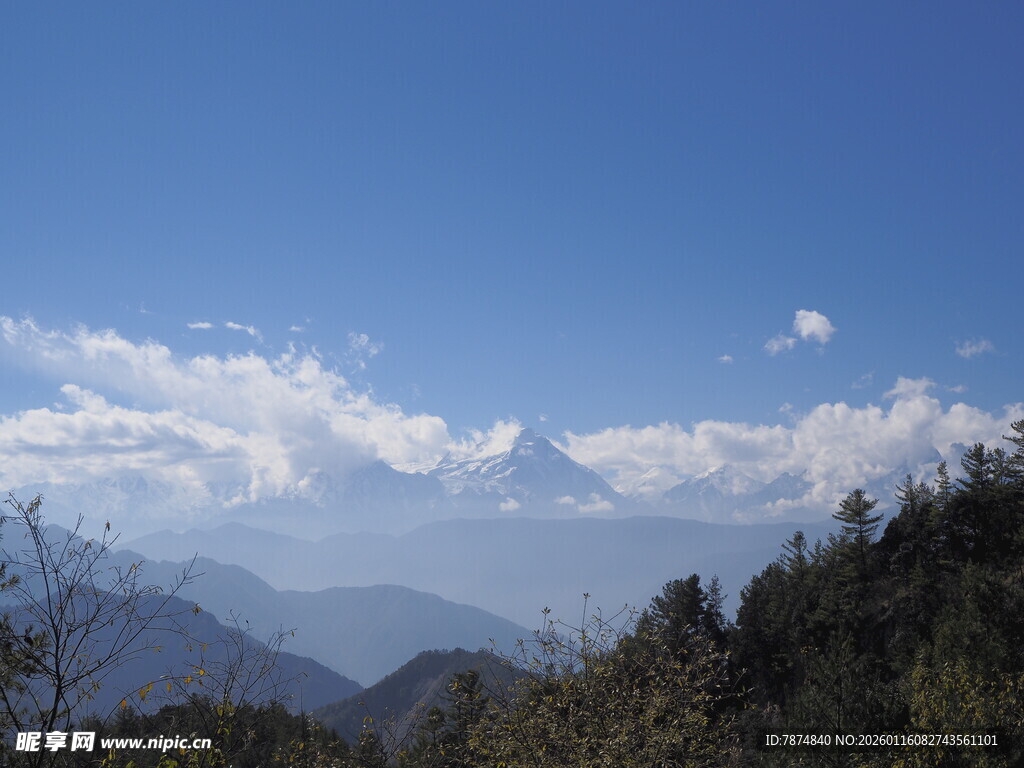 蓝天群山间的云海壮丽景