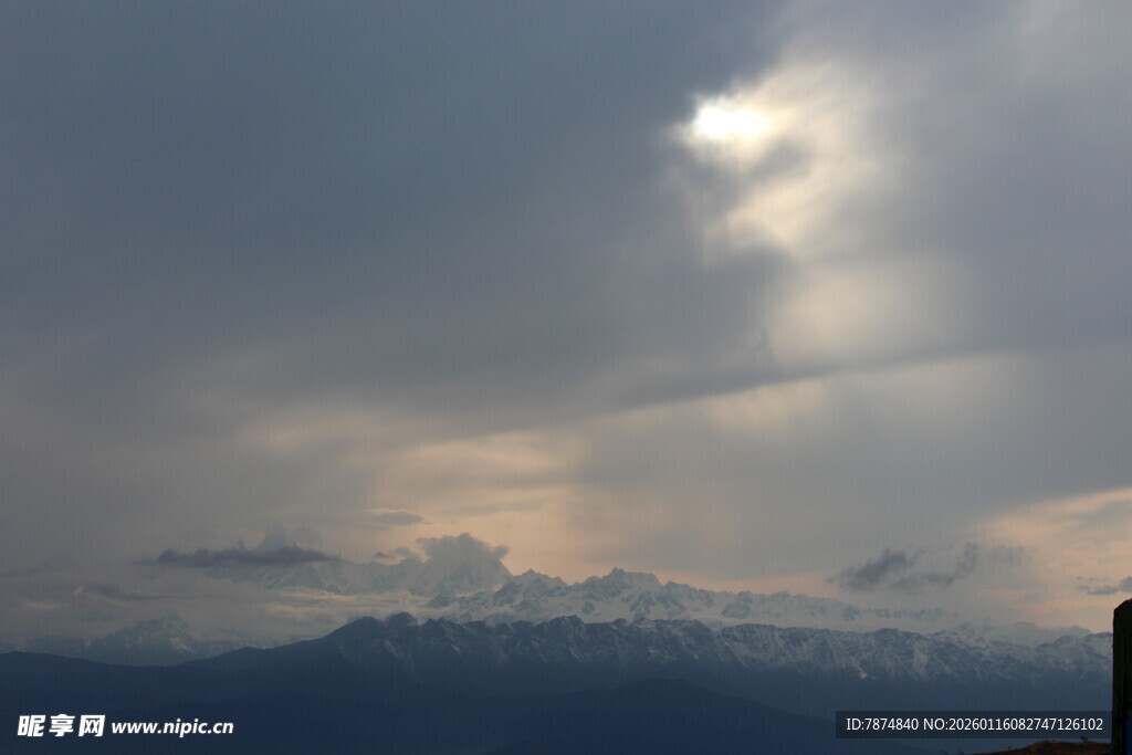 云隙间透出的壮丽山景