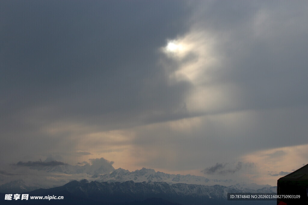 乌云密布下的天光景象
