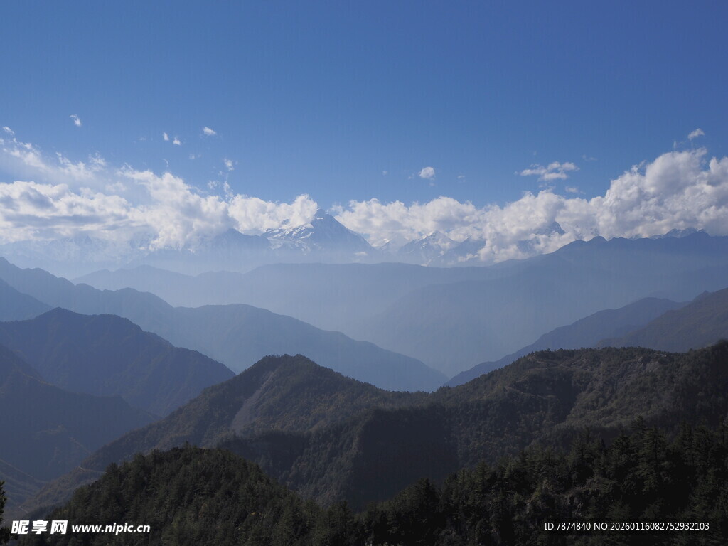 壮丽山景与蓝天白云