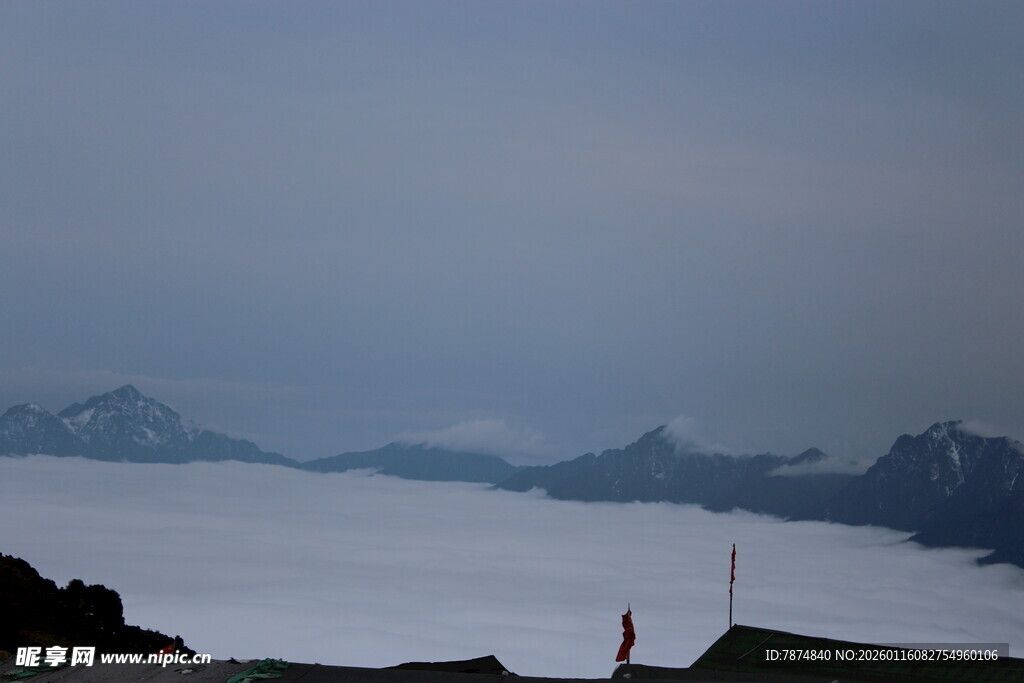 云海中的山峦美景