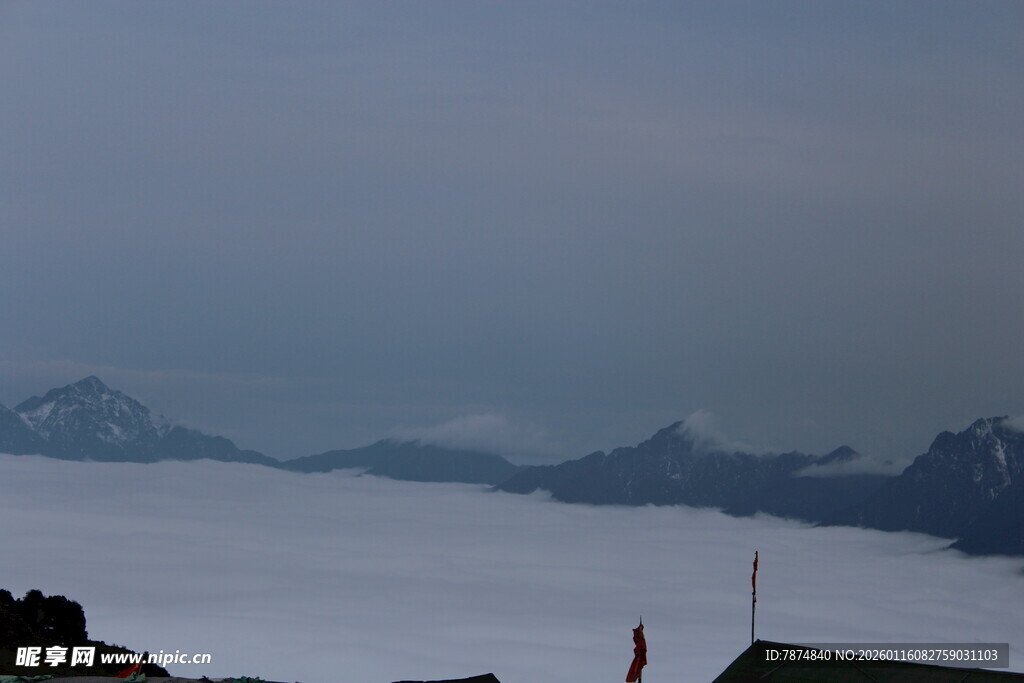 雪山云海壮丽景观