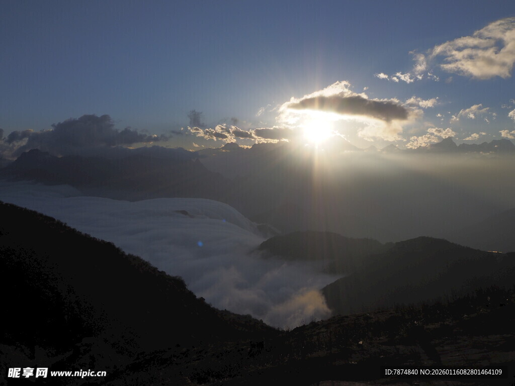 日出云海壮丽山景