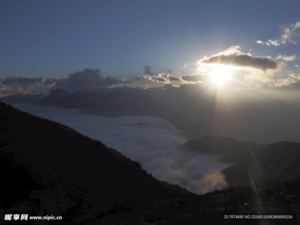 日出云海壮丽景观