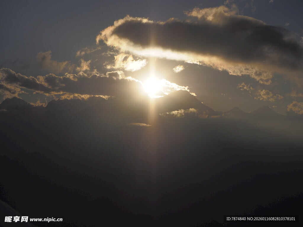 日落时分的壮丽天空景象