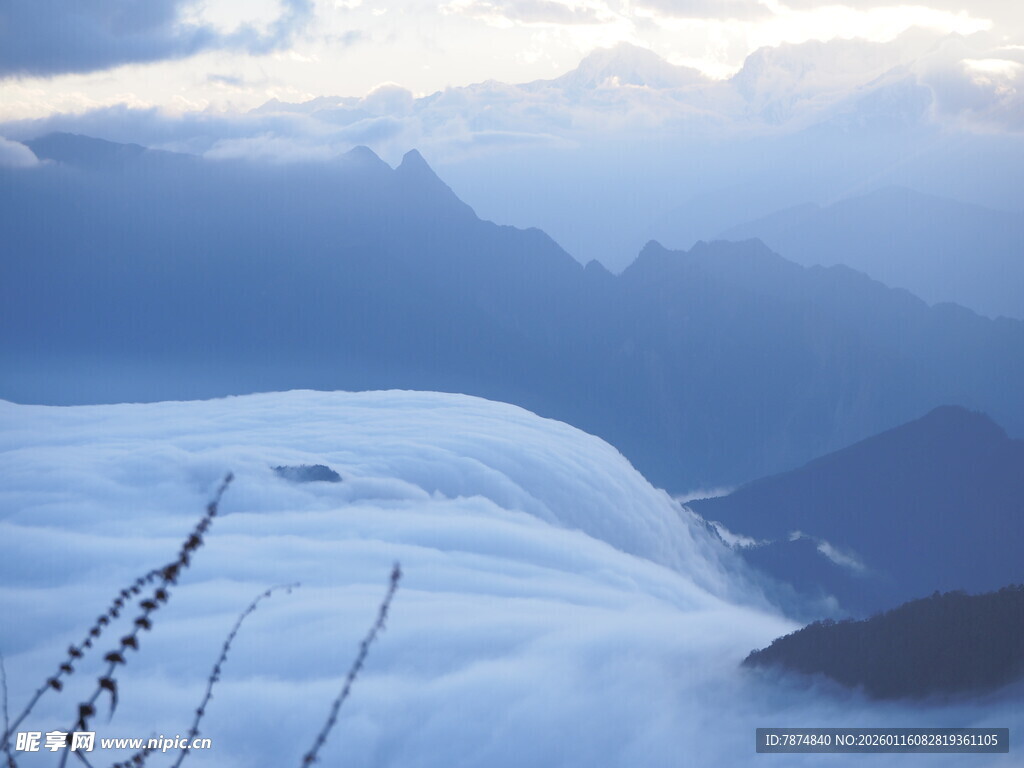 雪山云海壮丽风光