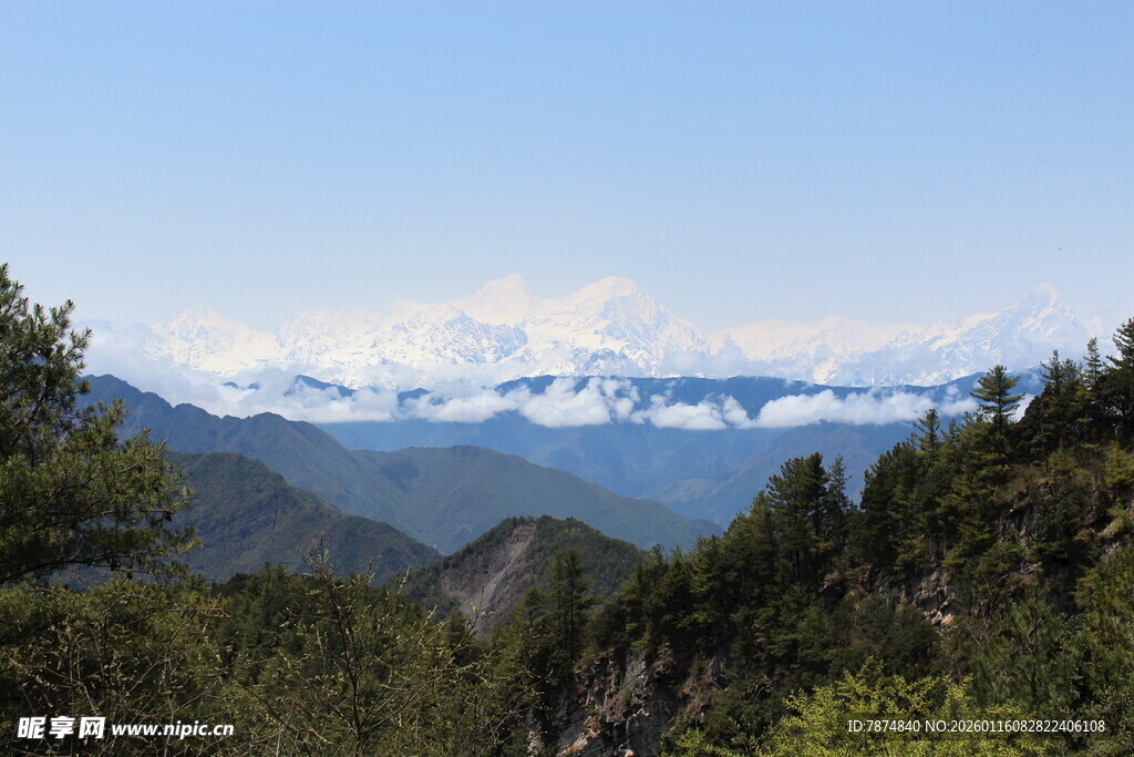 青山环抱下的雪山美景