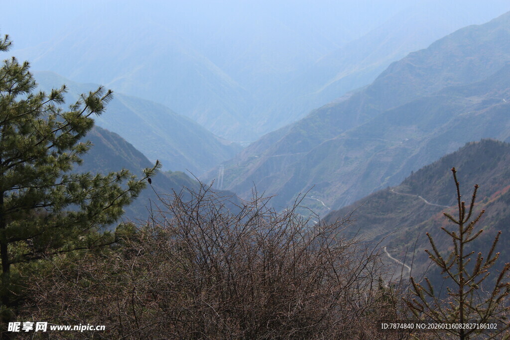 山峦叠翠间的自然景致